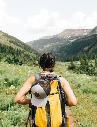 voyageuse au milieu de la montagne-unsplash